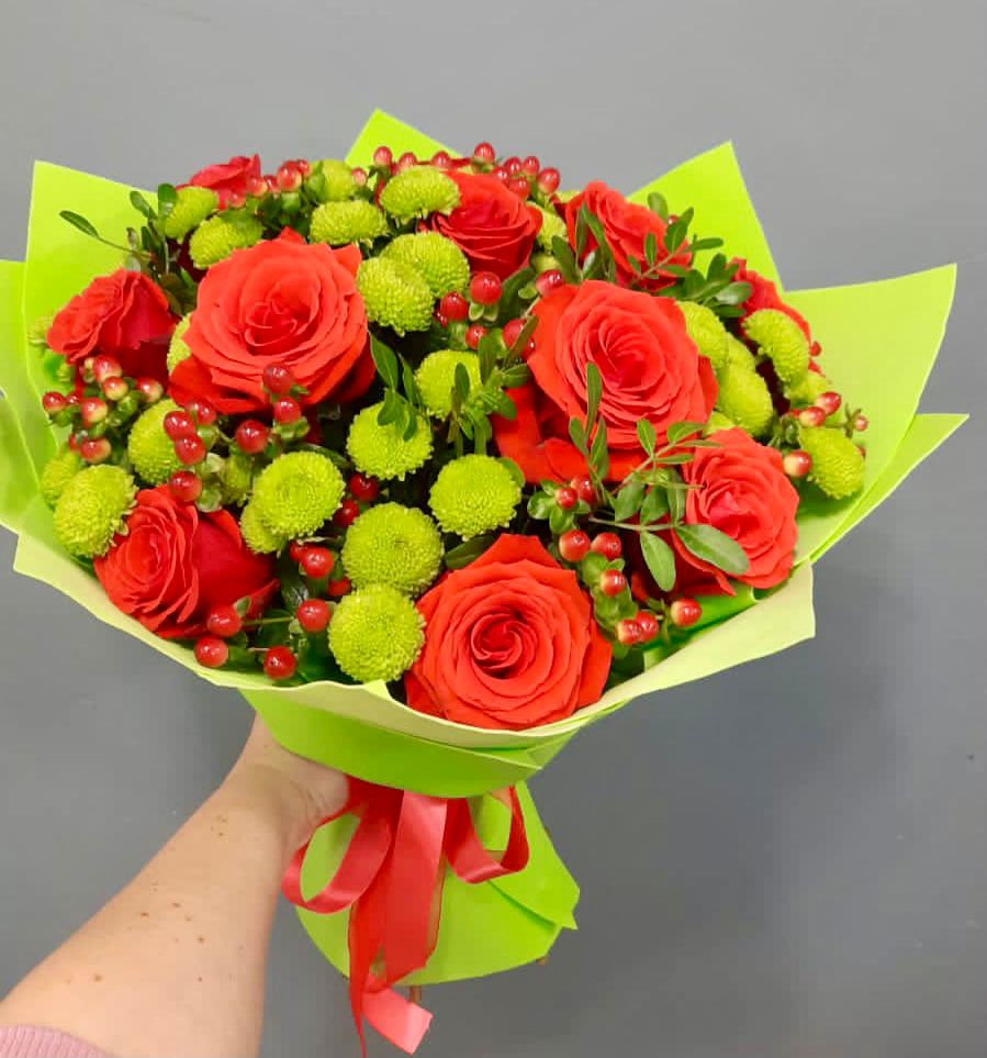 Букет цветов из: Хризантемы и Розы в Посёлок Раменской Агрохимстанции