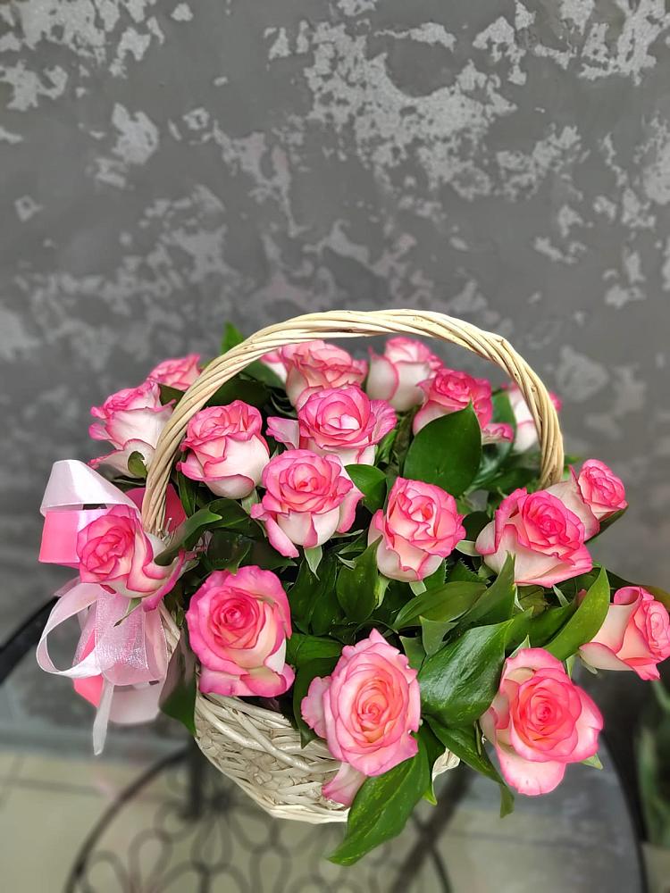 Цветочная композиция из Розы в корзине в Посёлок Раменской Агрохимстанции