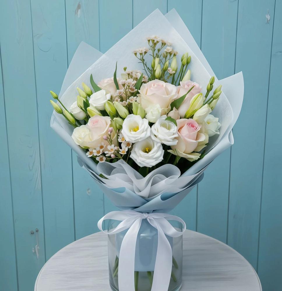 Букет цветов из: Розы и Лизиантусы в Посёлок Раменской Агрохимстанции