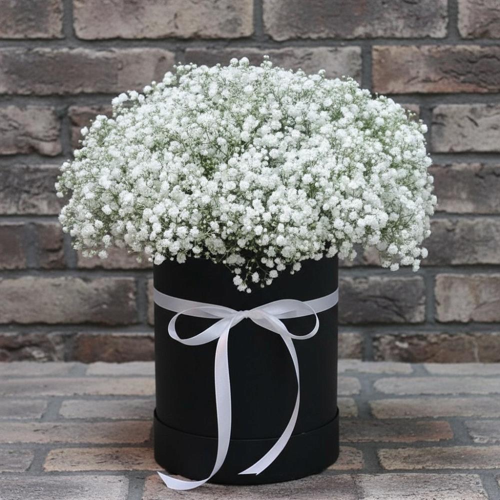 Цветочная композиция из Гипсофила в шляпной коробке в Посёлок Раменской Агрохимстанции