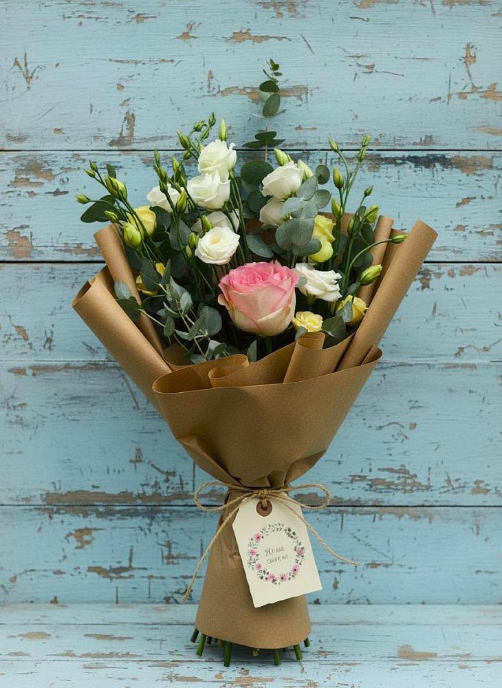 Букет цветов из: Розы и Лизиантусы в Посёлок Раменской Агрохимстанции