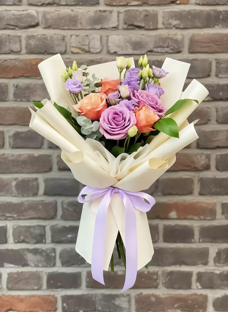 Букет цветов из: Лизиантусы и Розы в Посёлок Раменской Агрохимстанции