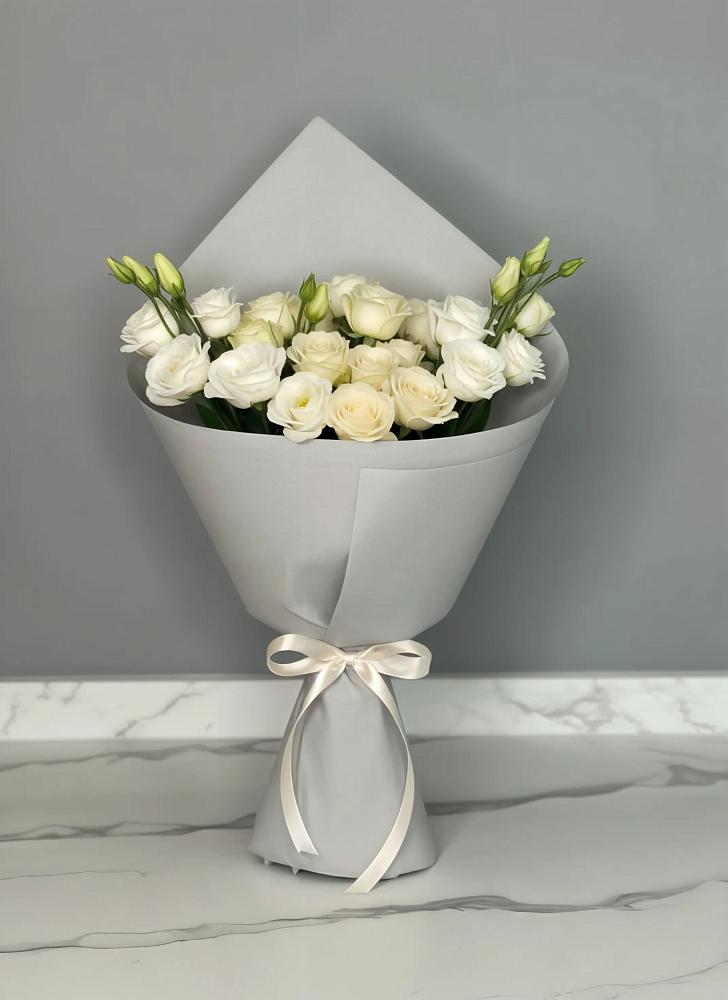 Букет цветов из: Розы и Лизиантусы в Посёлок Раменской Агрохимстанции