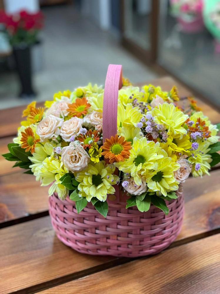 Цветочная композиция из Хризантемы и Розы в корзине в Посёлок Раменской Агрохимстанции