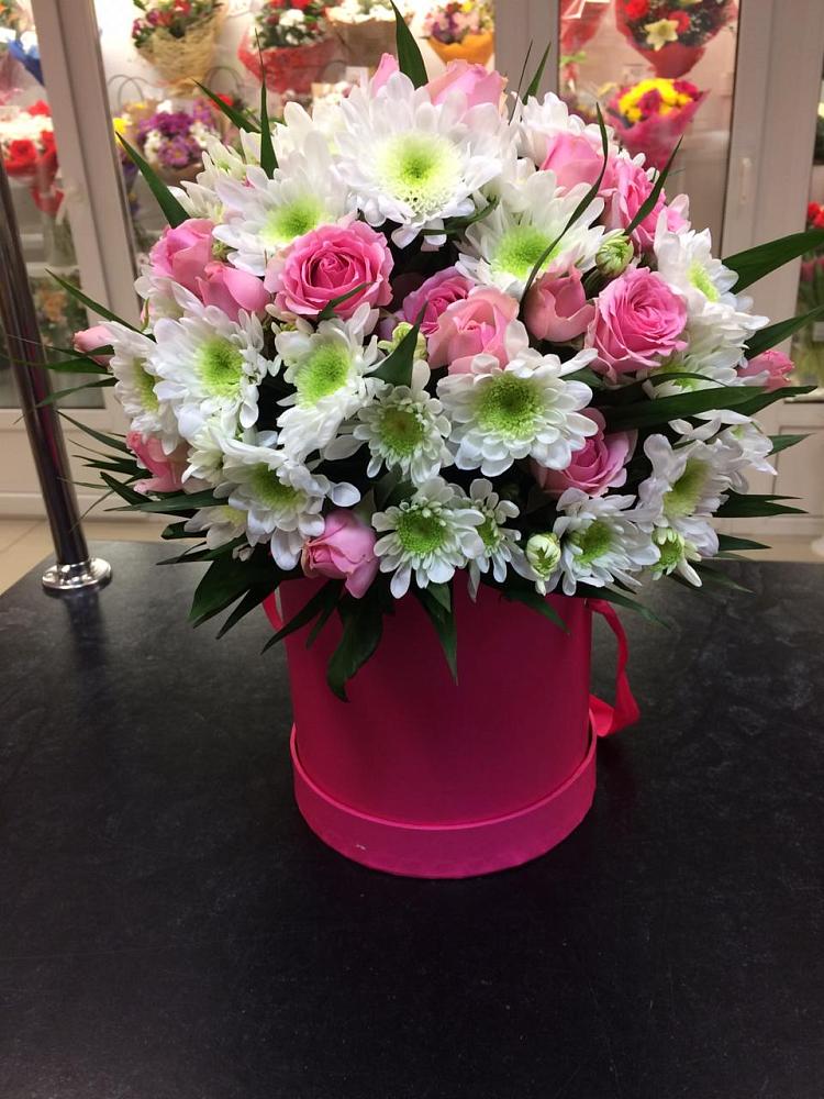 Цветочная композиция из Розы и Хризантемы в шляпной коробке в Посёлок Раменской Агрохимстанции